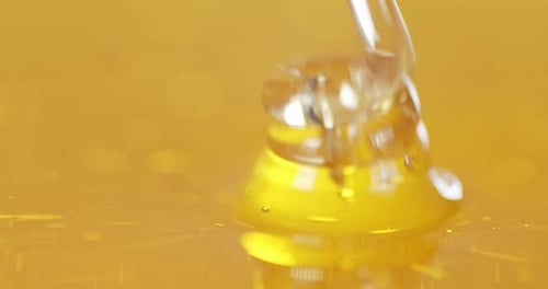 O mel fresco é servido com um riacho.