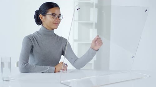 Asiatische Büroangestellte mit unsichtbarem Multitouchscreen