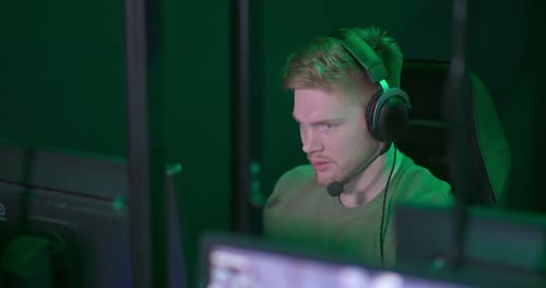 Guy the Teenager with Ruivo joga um jogo de computador com a equipe