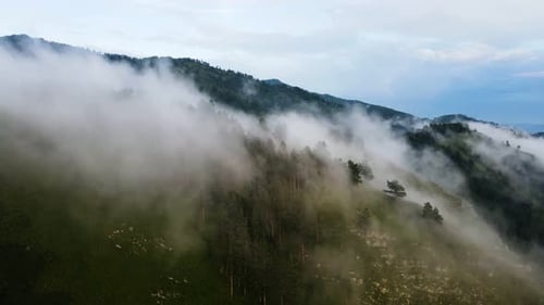 Wolken über der Bergkette