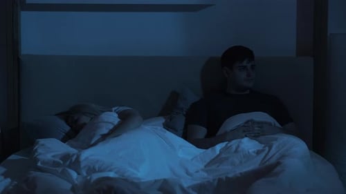 Difficulté à dormir nuit insomnie homme lit femme en retard