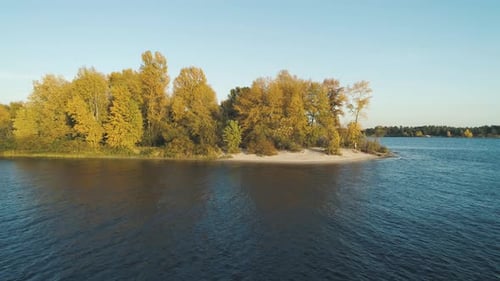 Luftaufnahmen von Drohne. Flyaway Autumn Island am Fluss