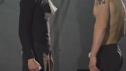 Photo recadrée de deux hommes athlétiques se cognant les poings au gymnase