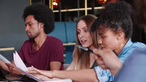 Bürokollegen analysieren die Dokumente während eines Geschäftstreffens