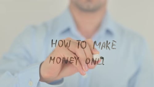 Wie man online Geld verdient, Mann schreibt auf transparentem Bildschirm