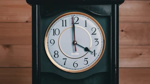 Horloge vintage Flèche Rotation à 16h ou AM Tour complet des aiguilles du temps Timelapse