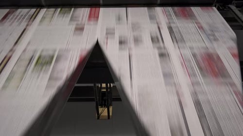 Zeitungen mit hoher Geschwindigkeit in einer Druckerei falten