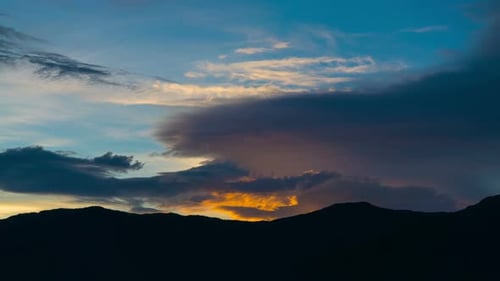 Wolken, Himmel mit Berg