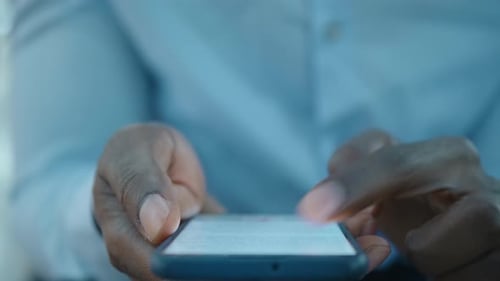 Nahaufnahme eines Mannes verwendet ein Smartphone, um im Internet zu kommunizieren.