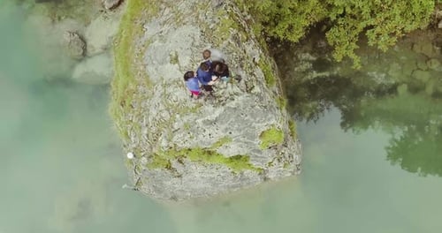 Voo aéreo aéreo aéreo sobre grupo de amigos pessoas no lago