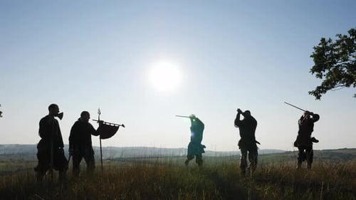 Silhouette eines Wikingers, der übt, das Schwert für den Kampf einzusetzen.