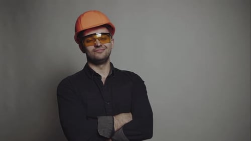 Portrait de jeune ingénieur avec casque