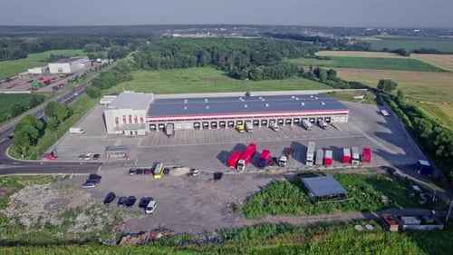 Gebäude der Lagerhäuser für Logistikzentren in der Nähe der Autobahn