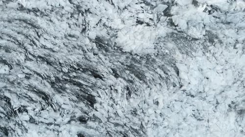 Luftaufnahme eines gefrorenen Flusses. Ausgefallene Eisstruktur, kaltes Wasser. Eisscherben stechen raus mit