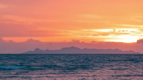Dramatisch Sonnenuntergang über den Bergen und dem Meer von Koh Samui, Thailand