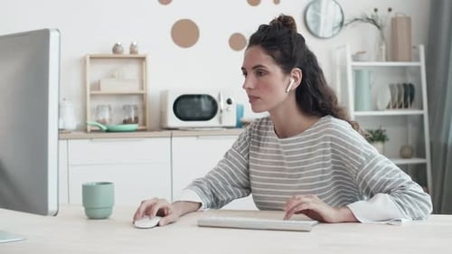 Femme caucasienne travaillant et cuisinant
