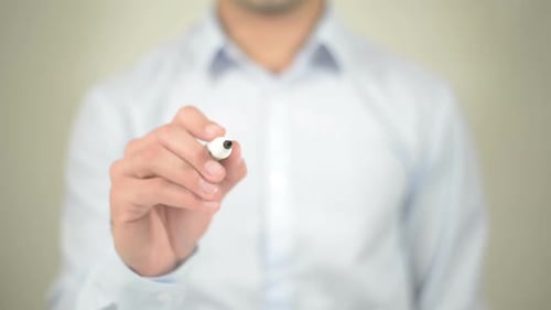 Aluguel, empresário escrevendo em tela transparente