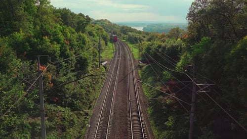 Güterzug mit Zisterne Benzin, Öl auf der Eisenbahn