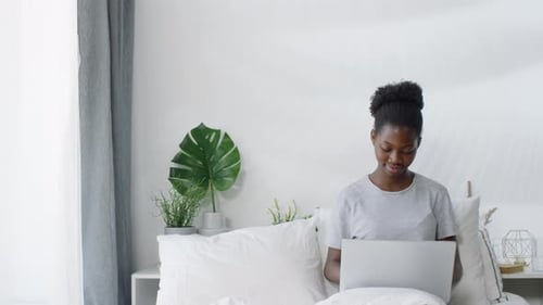 Junge Frau arbeitet remote von zu Hause aus