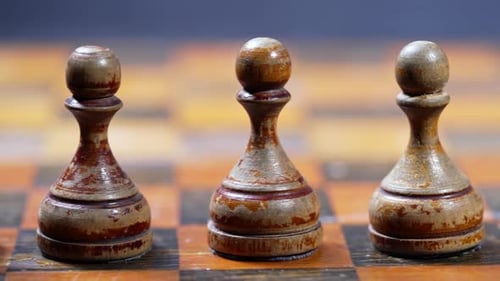 Alte Schachfiguren auf hölzernem Schachbrett