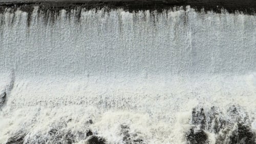 Schaumiges, schäumendes Wasserfall-Wasserspiel mit gestufter