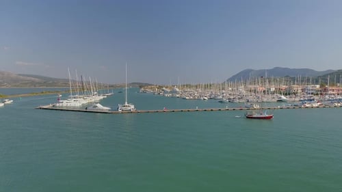 Luftaufnahme des großen Bootshafens auf Lefkada, Griechenland.