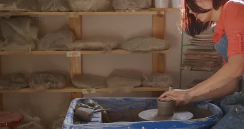 Jeune potière travaillant dans son atelier