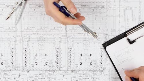 Les architectes sont assis à la table pour analyser le dessin. Gros plan