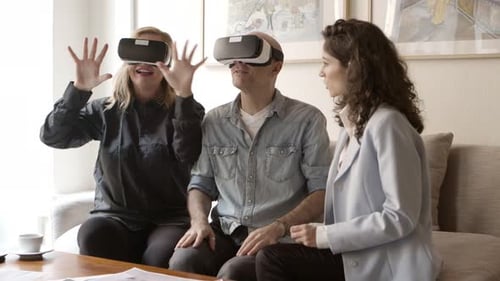 Personas maduras emocionadas probando gafas de realidad virtual