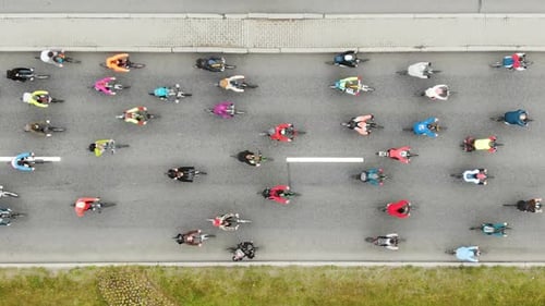 Les cyclistes pédalent et rivalisent sur une large route asphaltée