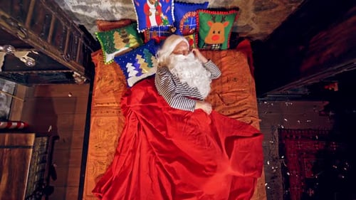 Le Père Noël dort dans une chambre spécialement décorée dans son lit