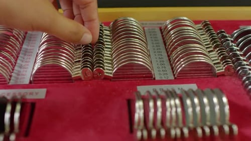 Optiker, der Objektive für den Versuchsrahmen aufnimmt