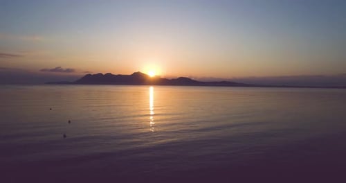 Sonnenuntergang über der Insel im Meer