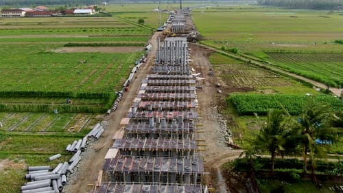 Sitio de construcción de monorraíl en Java, vista aérea de pilotes de cimentación de hormigón