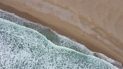Luftaufnahme der Wellen krachen zum Strand