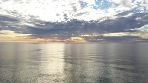 LUFTBILD: Gesperrte Aufnahme der Ostsee während der Goldenen Stunde mit majestätischem Horizont mit blauem und orangefarbenem Himmel