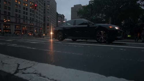 Vista baja de cruzar un paso de peatones en la ciudad de Nueva York por la noche