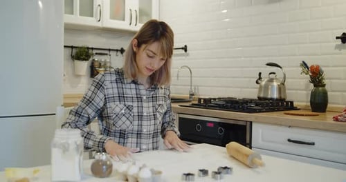 Vorbereitungstisch zum Kneten von Teig zum Backen von hausgemachten Keksen
