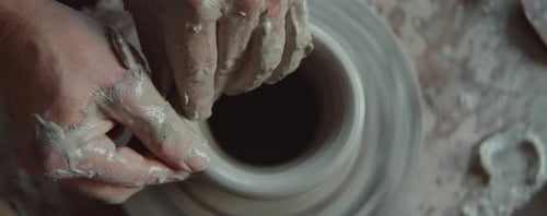 Vase à main masculine jetant sur une roue à poterie