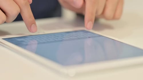 Nahaufnahme männlicher Hände beim Tippen auf dem Tablet