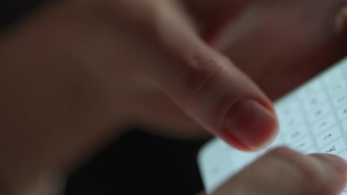 Weibliche Hände tippen Text auf Smartphone-Nahaufnahme