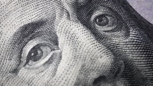 Amerikanische Einhundert-Dollar-Papierbanknote in Nahaufnahme mit Makroaufnahme.