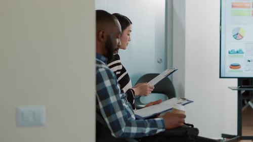 Un travailleur des RH invite une candidate à un entretien d'embauche