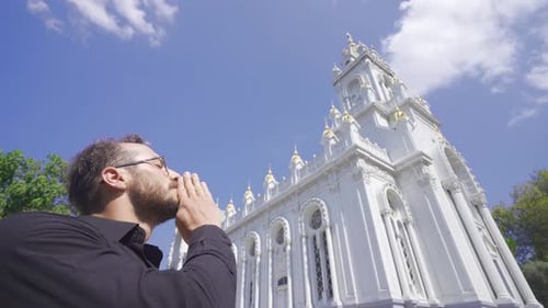 Die Person, die die Kirche anschaut und betet.