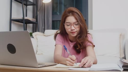 Lección de aprendizaje a distancia para una joven adolescente asiática con profesor en línea y estudio en computadora.