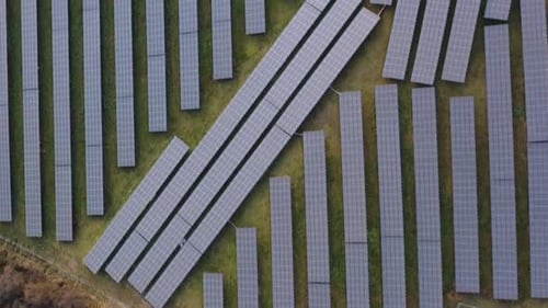 Birdseye-Luftaufnahme eines riesigen Solarpanel-Arrays, nachhaltiges und alternatives Energiekonzept, Top Dow