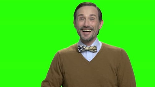 Porträt eines lustigen reifen Mannes, der hart lacht
