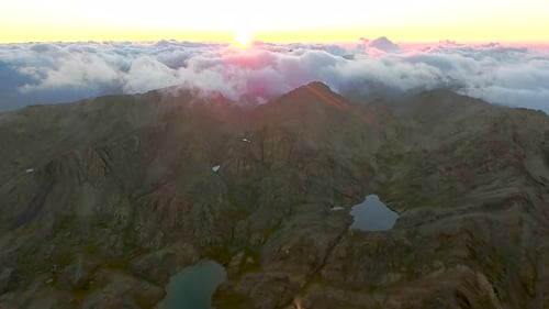 Coucher de soleil dans les montagnes de haute altitude