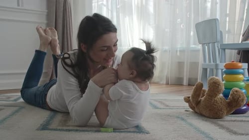 Mama spielt mit ihrem süßen Mädchen