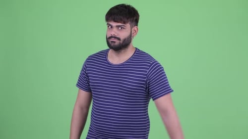Feliz joven indio barbudo con sobrepeso con signo de aprobación
